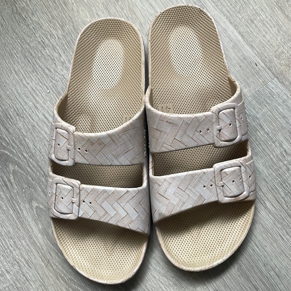 Freedom Moses Slides - Neutral Hatch Pattern - Size 10 - Lightly Worn